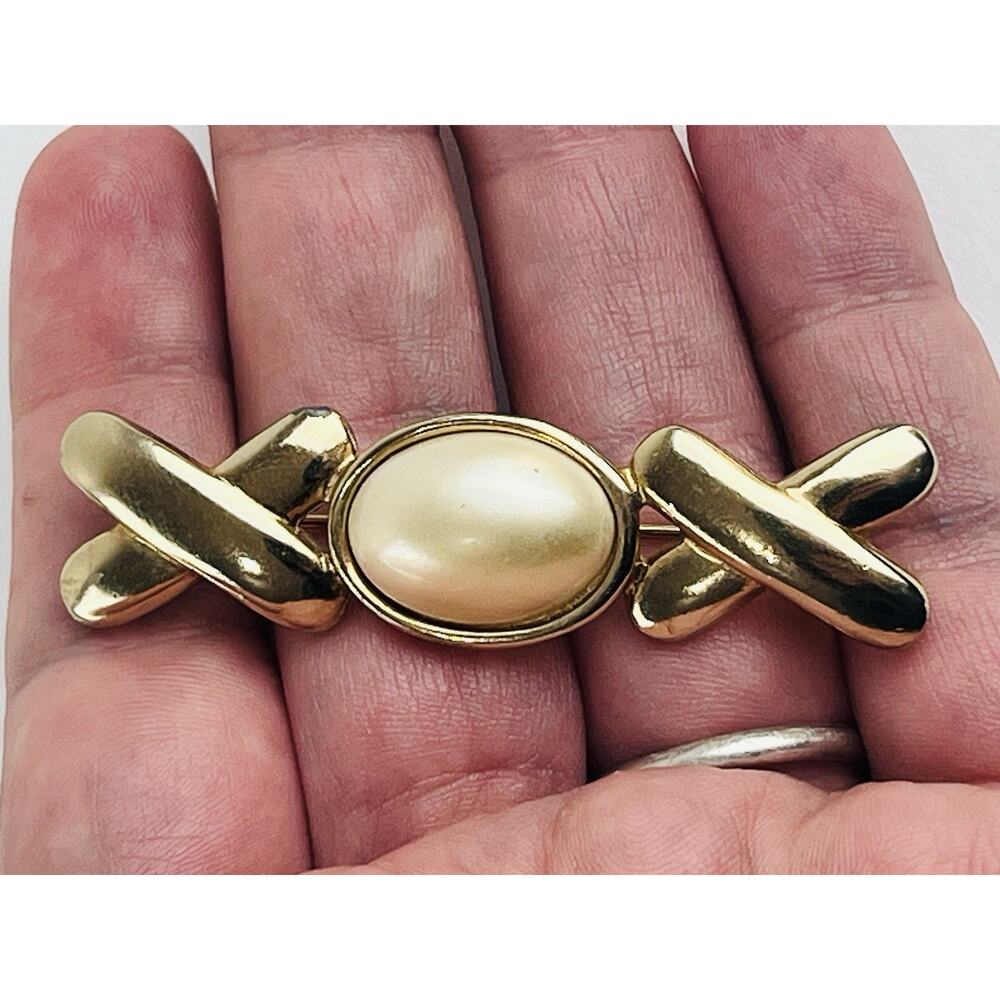 Vintage CAROLEE Brooch Gold Tone Cabochon Pearl Pin XO Faux Twist Criss Cross ex
